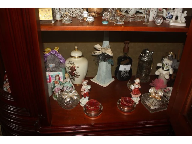 Inhoud vitrine: heilige onder stolp, 15 porseleinen sierstukken, 12 kristallen sierstukken, 10 diverse sierstukken - afbeelding 6 van  9