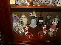 Inhoud vitrine: heilige onder stolp, 15 porseleinen sierstukken, 12 kristallen sierstukken, 10 diverse sierstukken - afbeelding 6 van  9