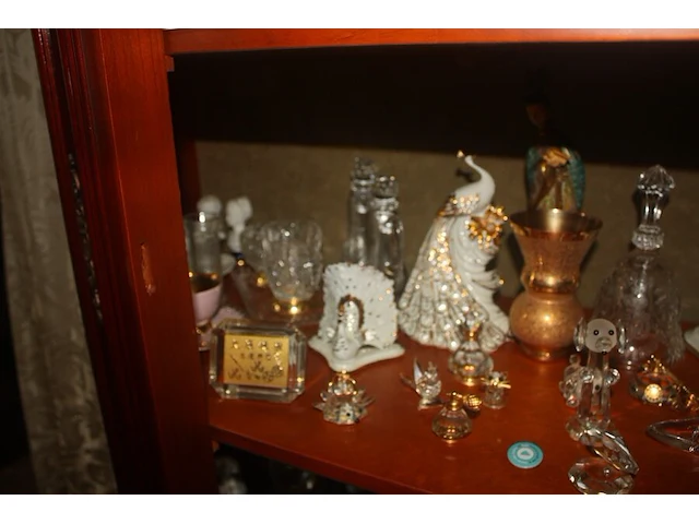 Inhoud vitrine: heilige onder stolp, 15 porseleinen sierstukken, 12 kristallen sierstukken, 10 diverse sierstukken - afbeelding 7 van  9
