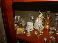 Inhoud vitrine: heilige onder stolp, 15 porseleinen sierstukken, 12 kristallen sierstukken, 10 diverse sierstukken - afbeelding 7 van  9