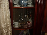 Inhoud vitrine: heilige onder stolp, 15 porseleinen sierstukken, 12 kristallen sierstukken, 10 diverse sierstukken - afbeelding 9 van  9