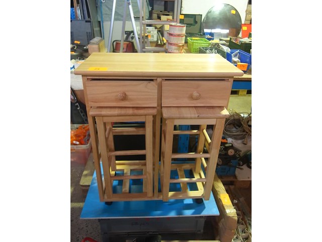 Inklapbaar houten tafeltje met 2 krukken - afbeelding 1 van  2