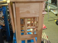 Inklapbaar houten tafeltje met 2 krukken - afbeelding 2 van  2