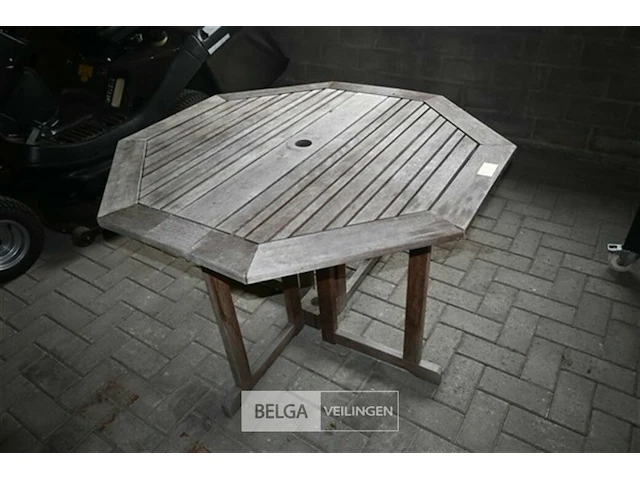 Inklapbare houten tuintafel - afbeelding 2 van  8