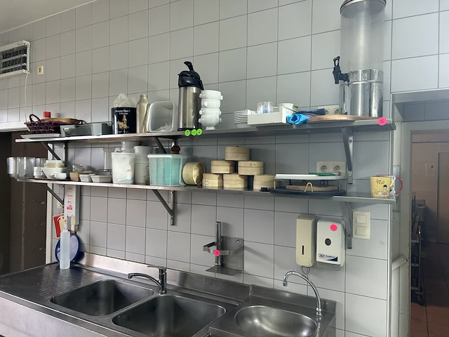 Inox banken met inhoud 280x30cm - afbeelding 1 van  2
