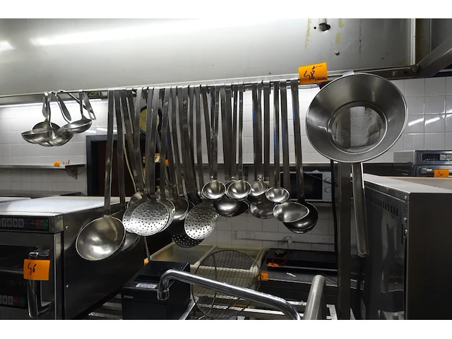 Inox houder + diverse lepels & kloppers - afbeelding 1 van  5