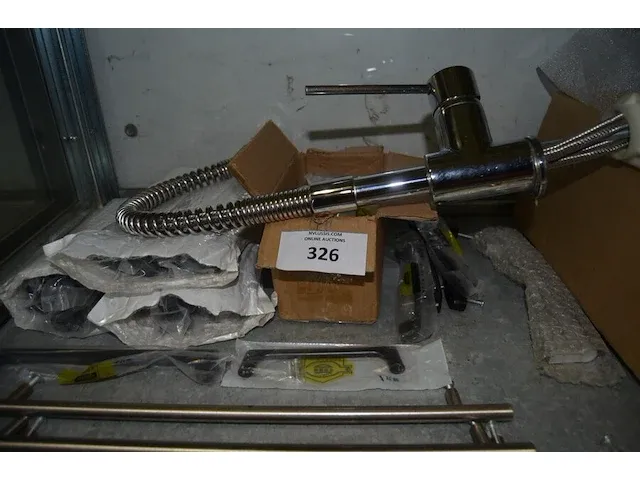 Inox keukenmengkraan, partij handvaten, doos met diverse deurklinken - afbeelding 2 van  7