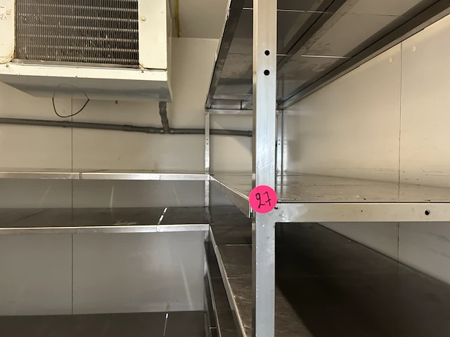 Inox rekken in koelcel - afbeelding 2 van  3
