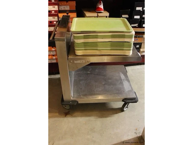 Inox service wagen met stapel dienbladen - afbeelding 3 van  4
