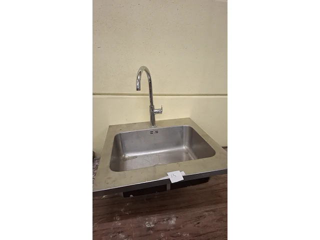 Inox wastafel met kraan - afbeelding 1 van  1