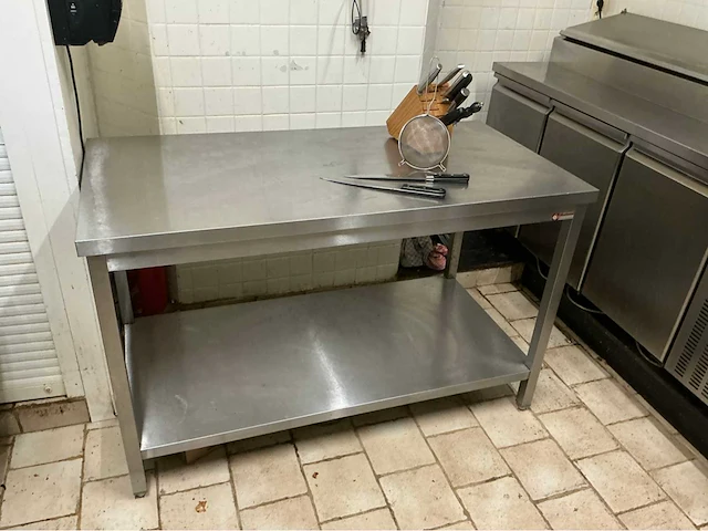 Inox werktafel met messen - afbeelding 1 van  2