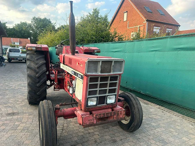 International harvester 644f tweewielaangedreven landbouwtractor - afbeelding 2 van  18