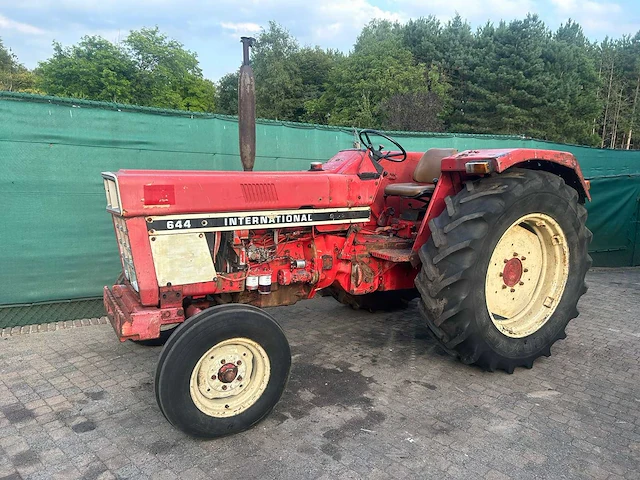 International harvester 644f tweewielaangedreven landbouwtractor - afbeelding 1 van  18