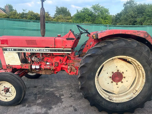 International harvester 644f tweewielaangedreven landbouwtractor - afbeelding 12 van  18