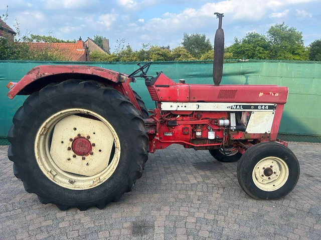 International harvester 644f tweewielaangedreven landbouwtractor - afbeelding 17 van  18