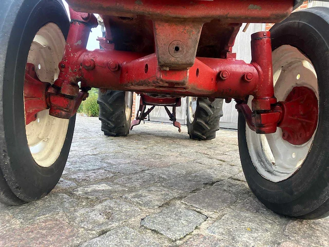 International harvester oldtimer smalspoortractor - afbeelding 6 van  15