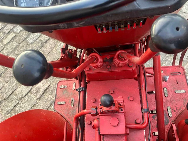 International harvester oldtimer smalspoortractor - afbeelding 15 van  15