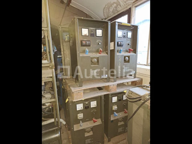 [interne ref: s2526] 10 oude frako militaire batterijladers 24v, 150amp max, 380vprimair - afbeelding 1 van  6