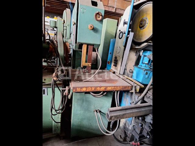 [interne referentie: s2347] verticale metalen lintzaag prvomajska - afbeelding 2 van  12