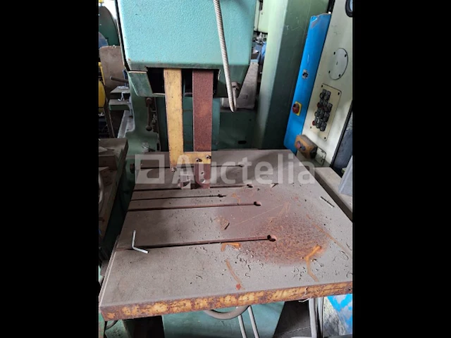 [interne referentie: s2347] verticale metalen lintzaag prvomajska - afbeelding 3 van  12
