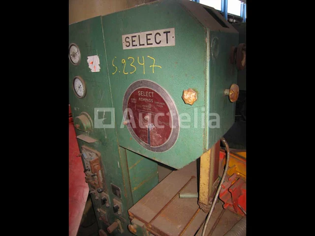 [interne referentie: s2347] verticale metalen lintzaag prvomajska - afbeelding 4 van  12