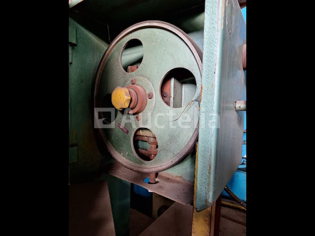 [interne referentie: s2347] verticale metalen lintzaag prvomajska - afbeelding 6 van  12