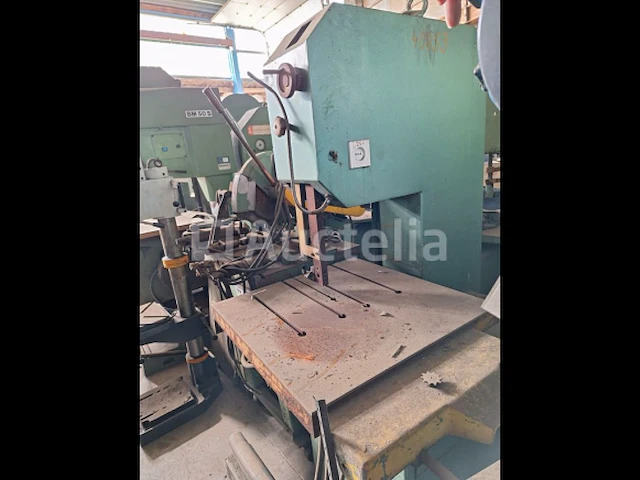 [interne referentie: s2347] verticale metalen lintzaag prvomajska - afbeelding 9 van  12