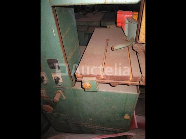 [interne referentie: s2347] verticale metalen lintzaag prvomajska - afbeelding 11 van  12