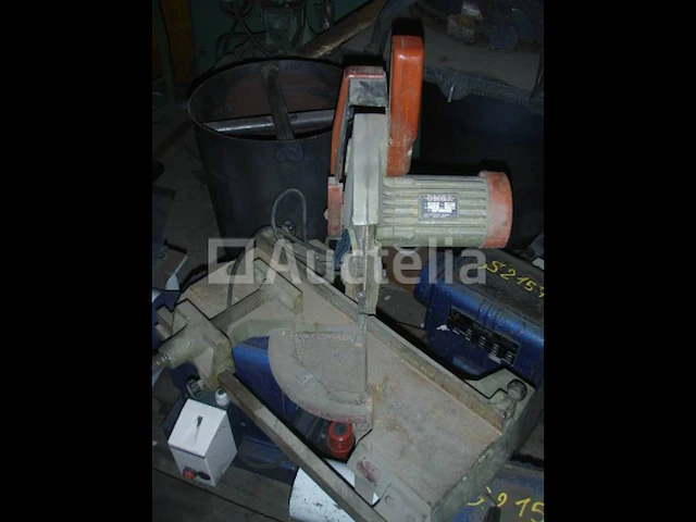 [interne referentie: s3170] kleine houtzaag met schaalverdeling van 2 x 45° - afbeelding 2 van  2