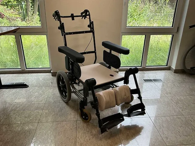 Invacare rea azalea base kantelrostoel - afbeelding 1 van  7
