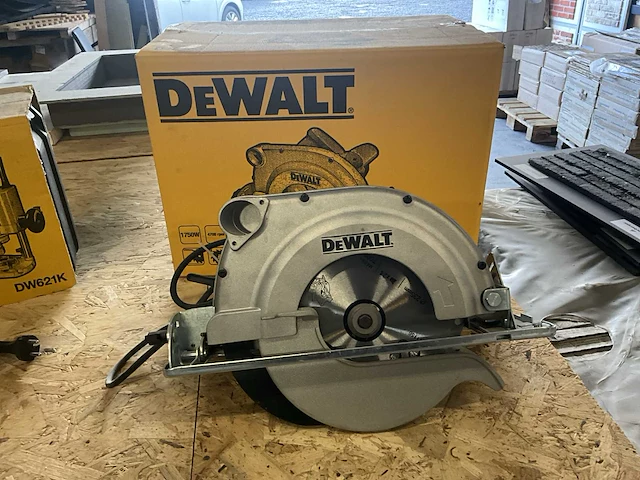 Invalzaag dewalt d23700 - afbeelding 1 van  6