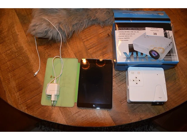 Ipad a1489 met oplader, projector time to enjoy h80 met oplader - afbeelding 1 van  6