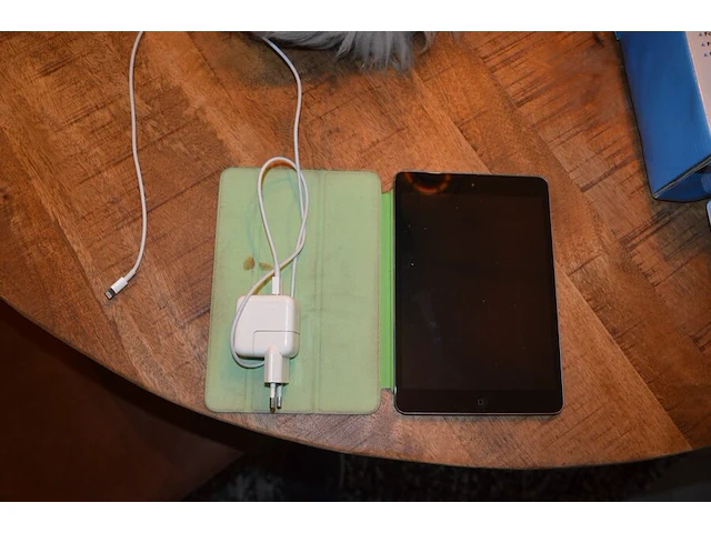 Ipad a1489 met oplader, projector time to enjoy h80 met oplader - afbeelding 2 van  6