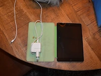 Ipad a1489 met oplader, projector time to enjoy h80 met oplader - afbeelding 2 van  6