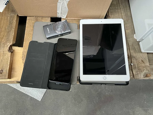 Ipad apple, smartphone nokia ta1270 en digitaal fototoestel canon - afbeelding 1 van  6