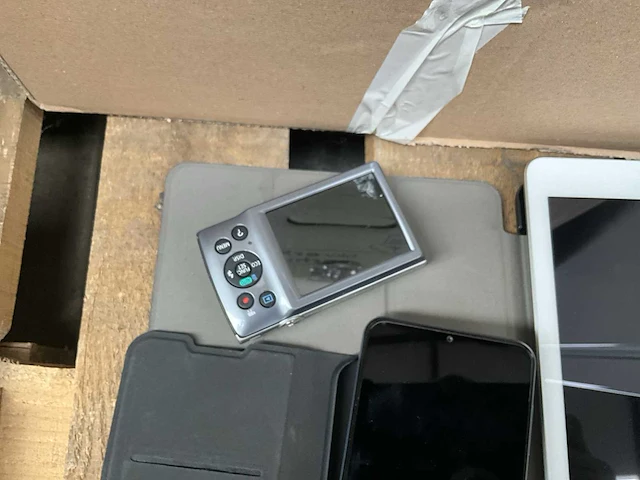 Ipad apple, smartphone nokia ta1270 en digitaal fototoestel canon - afbeelding 3 van  6