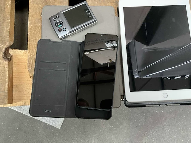 Ipad apple, smartphone nokia ta1270 en digitaal fototoestel canon - afbeelding 4 van  6