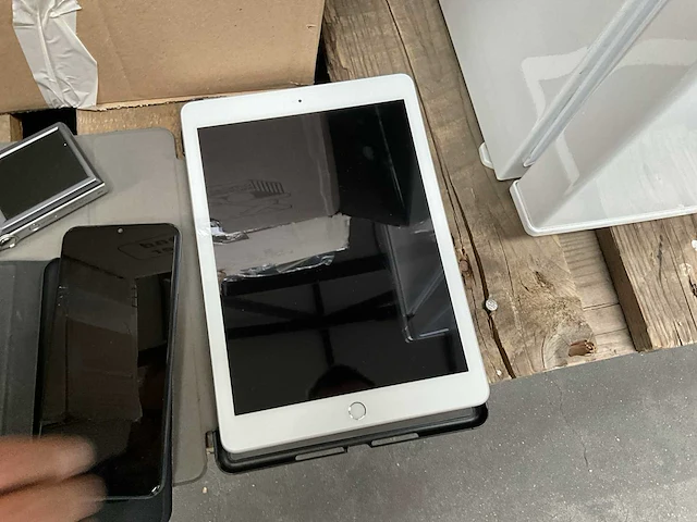 Ipad apple, smartphone nokia ta1270 en digitaal fototoestel canon - afbeelding 5 van  6