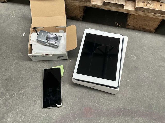 Ipad apple, smartphone nokia ta1270 en digitaal fototoestel canon - afbeelding 1 van  7