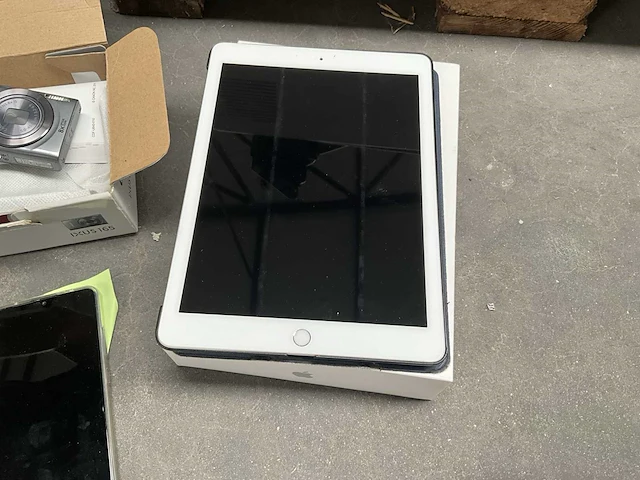 Ipad apple, smartphone nokia ta1270 en digitaal fototoestel canon - afbeelding 2 van  7