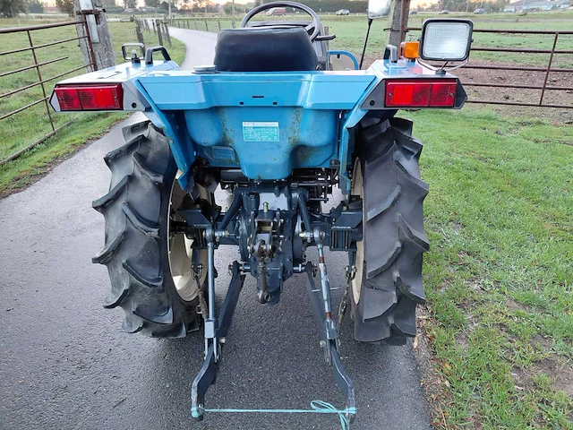 Iseki ta207 vierwielaangedreven minitractor - afbeelding 10 van  15