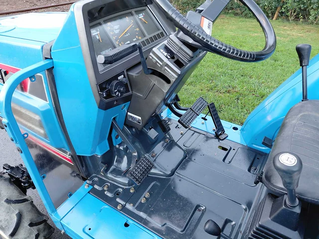 Iseki ta207 vierwielaangedreven minitractor - afbeelding 13 van  15