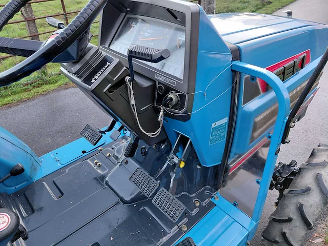 Iseki ta207 vierwielaangedreven minitractor - afbeelding 14 van  15