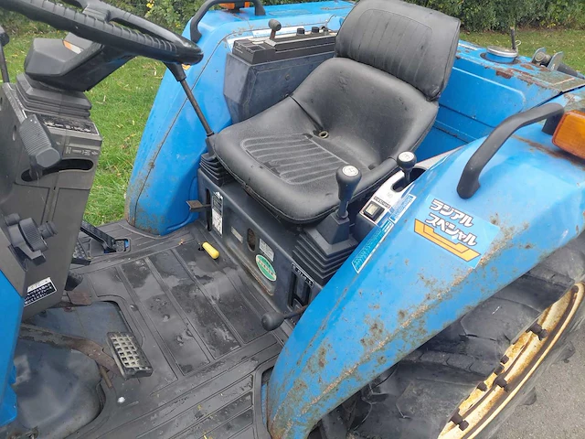 Iseki ta227 vierwielaangedreven minitractor met grondfrees - afbeelding 15 van  19