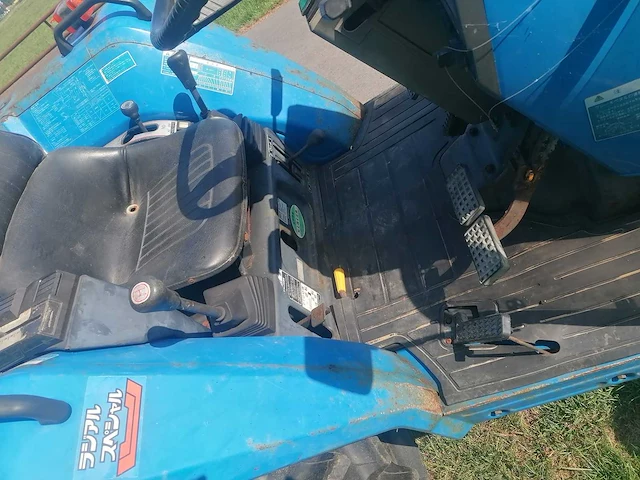 Iseki ta227 vierwielaangedreven minitractor - afbeelding 11 van  15