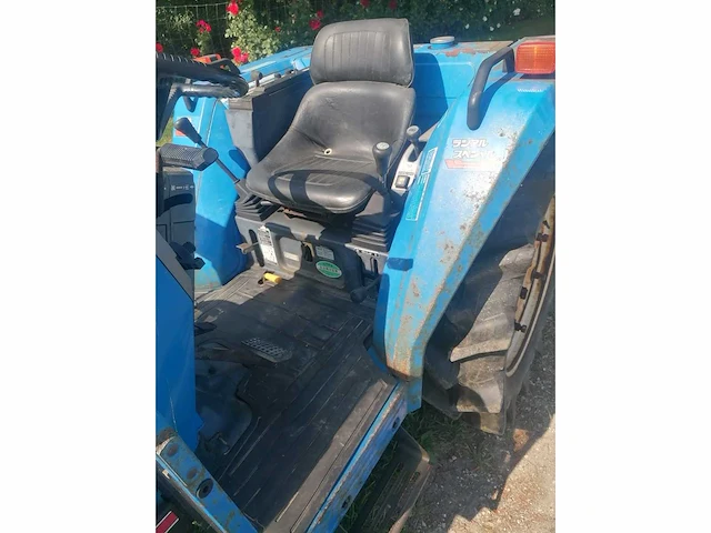 Iseki ta227 vierwielaangedreven minitractor - afbeelding 12 van  15