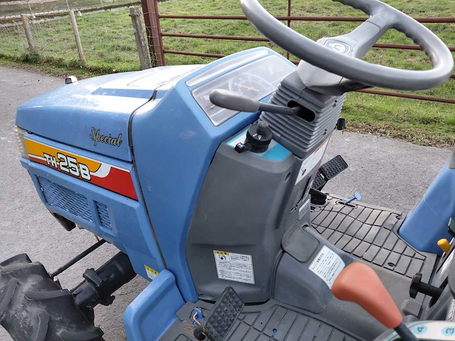 Iseki th25 vierwielaangedreven minitractor - afbeelding 11 van  15
