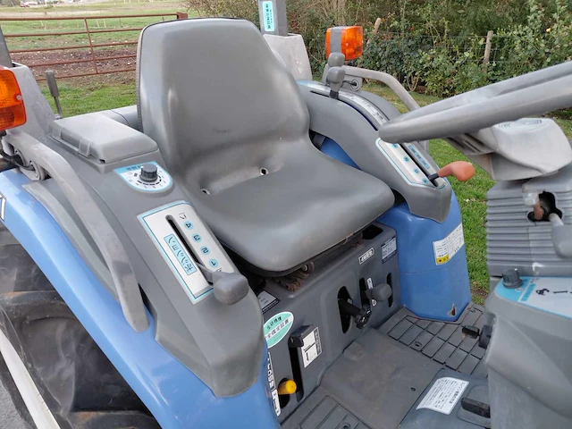 Iseki th25 vierwielaangedreven minitractor - afbeelding 13 van  15