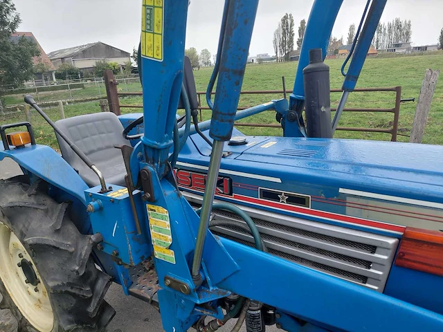 Iseki tl1201 vierwielaangedreven minitractor met frontlader - afbeelding 2 van  19