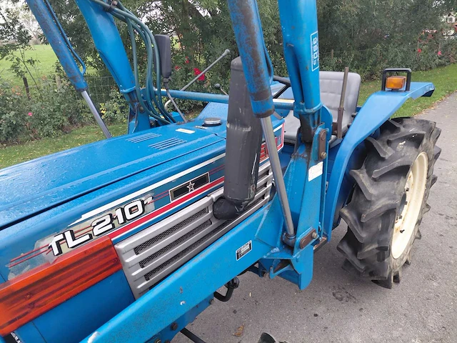 Iseki tl1201 vierwielaangedreven minitractor met frontlader - afbeelding 3 van  19